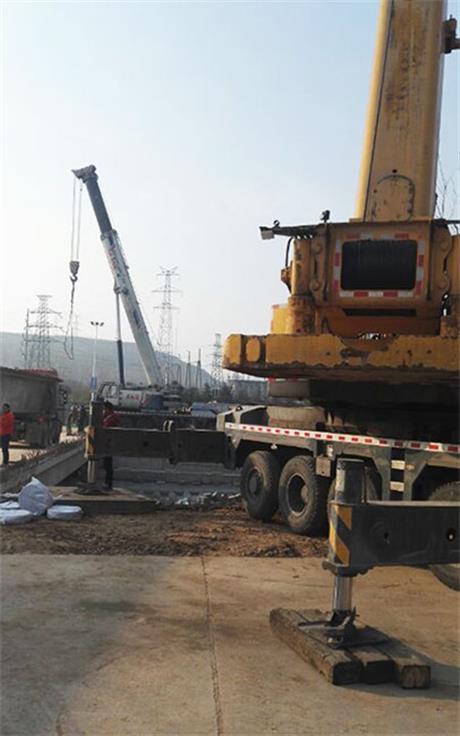 吊车起吊搬运现场