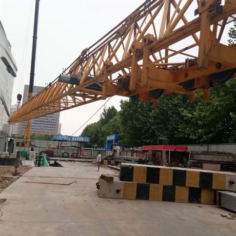 正大广场拆塔吊