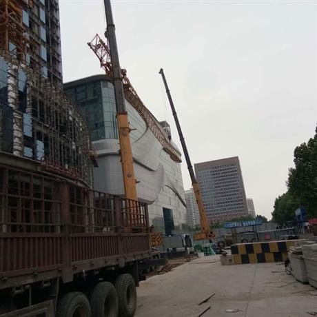 正大广场现场拆塔吊