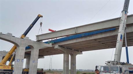 中原大桥35米厢梁架接作业