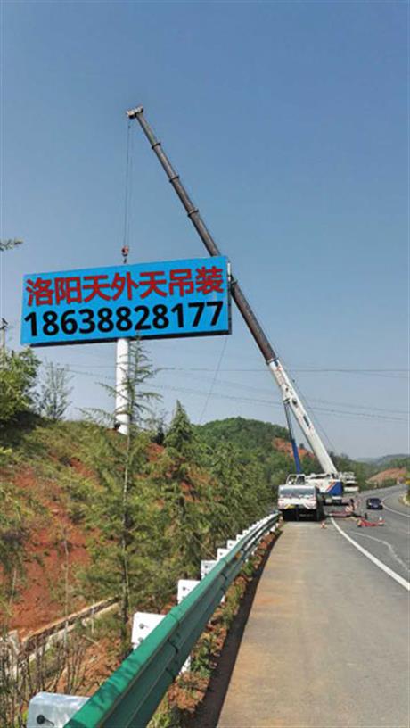 500吨吊车安装脱硫塔烟囱作业