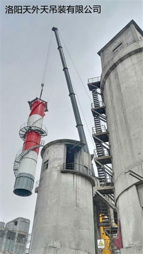 天外天500吨吊车安装脱硫塔烟囱
